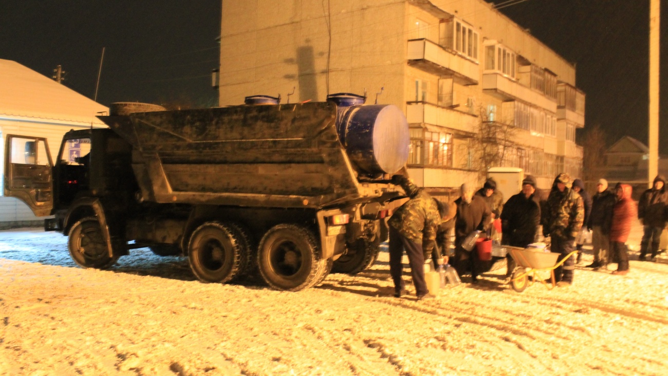 Жители Куяра продолжают стоять в очередях за питьевой водой