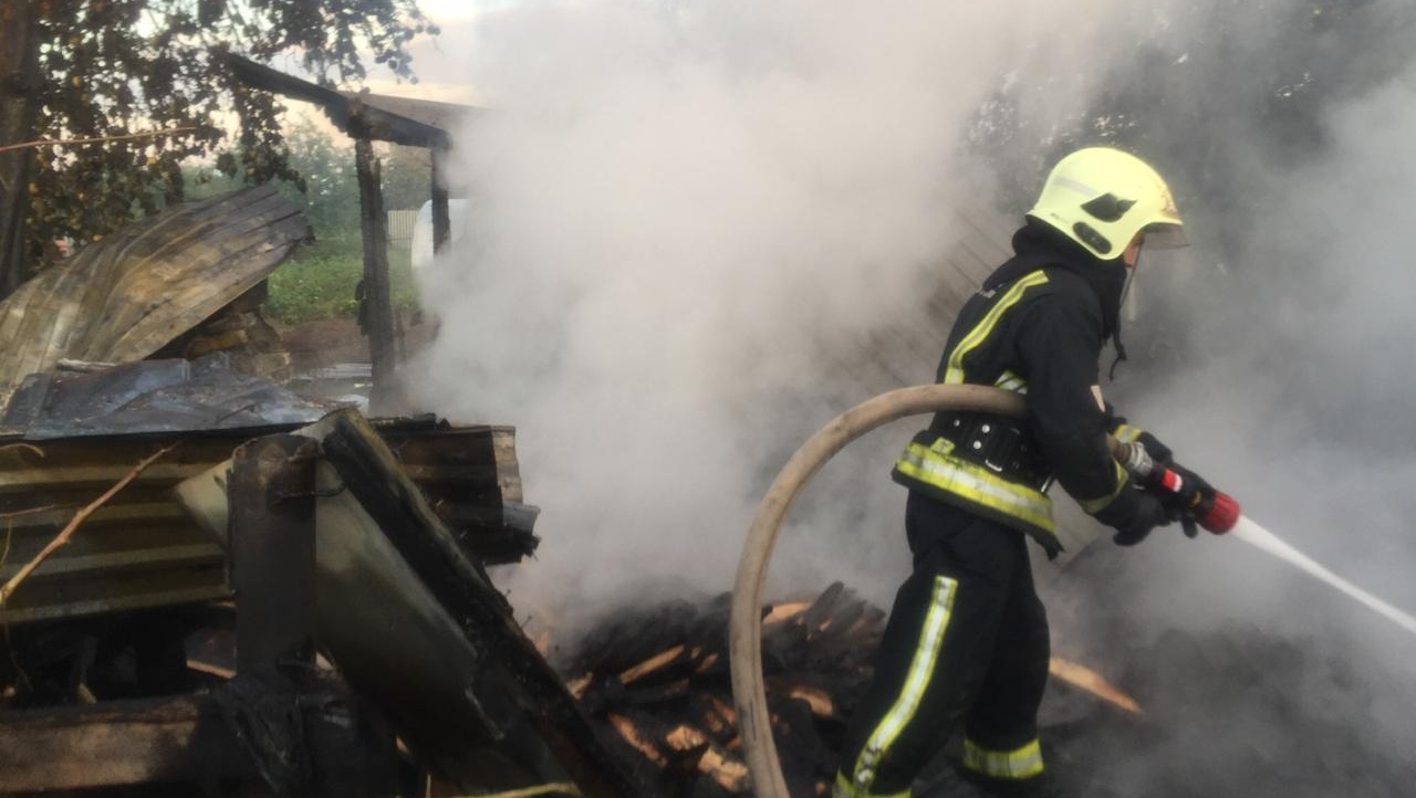 В Ежово огонь уничтожил баню