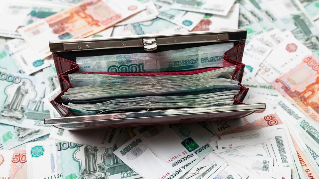 Зарплата в любой день: банки заменяют кредитки доступом к заработанным деньгам