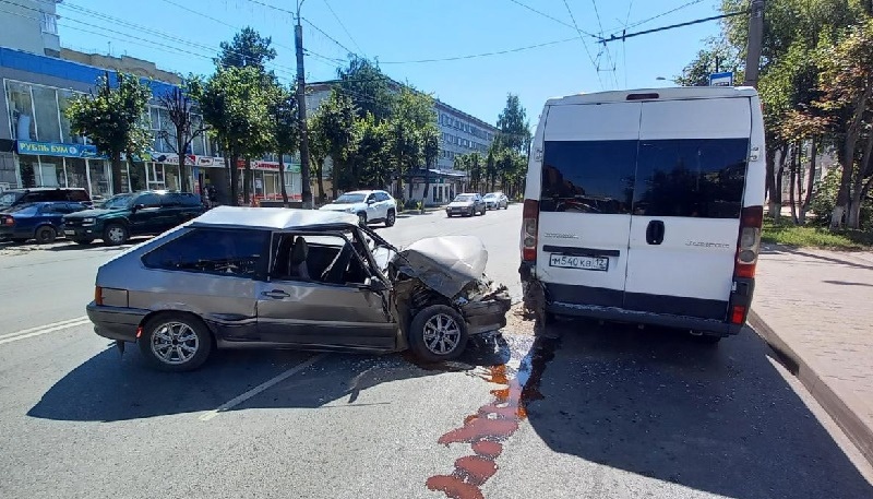 В Йошкар-Оле 20-летний водитель врезался в маршрутку