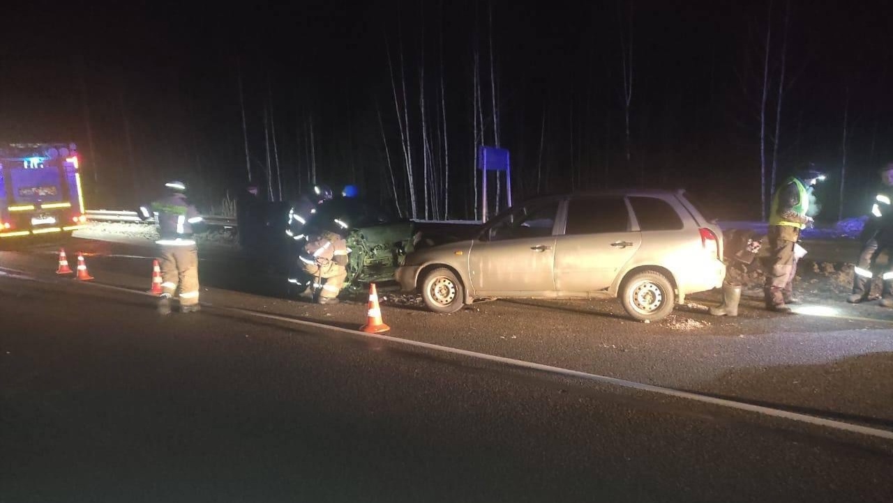 В Волжском районе лоб в лоб столкнулись Ford и «Лада Калина»