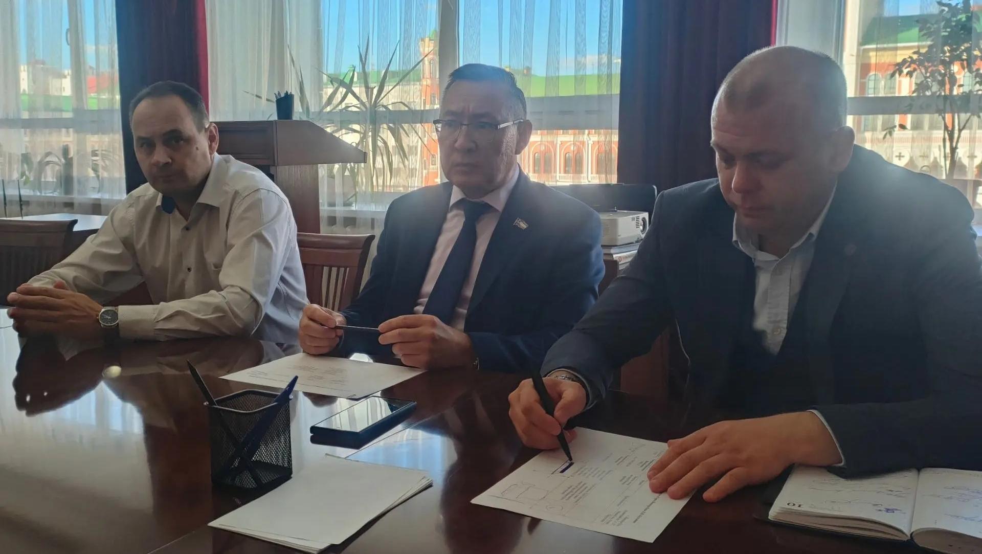 К Евгению Кузьмину обратились с просьбой заасфальтировать каток в Сомбатхее