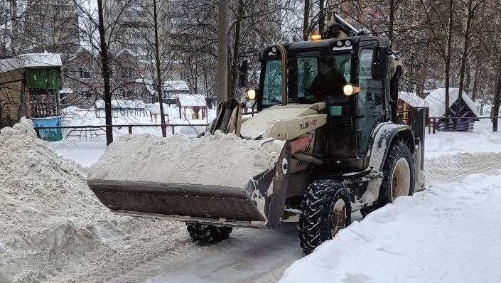 На расчистке межквартальных проездов в Йошкар-Оле используют погрузчики