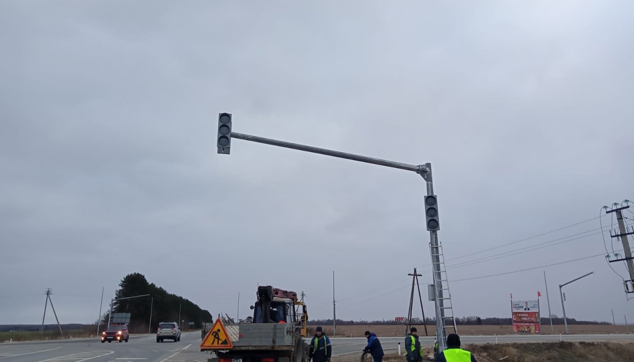 На аварийном участке загородной трассы в Марий Эл установили светофор и допосвещение