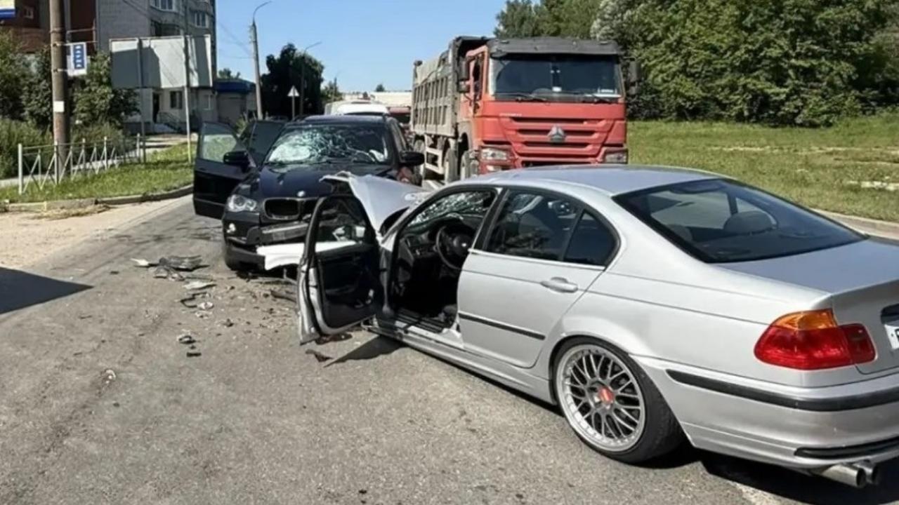 В Йошкар-Оле 32-летний лихач на BMW врезался в BMW