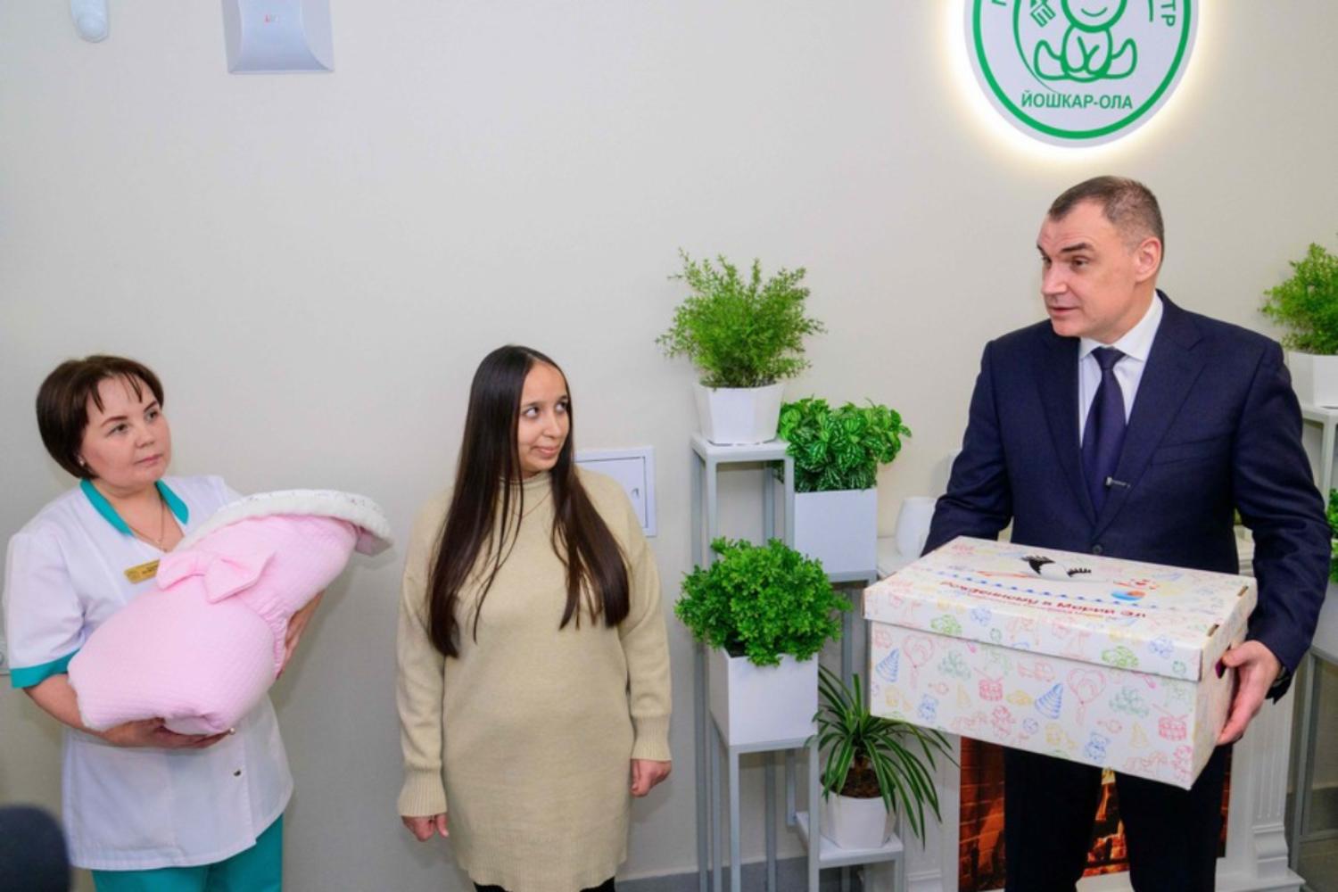 В Марий Эл семьи с первенцами выходят из роддома с подарками