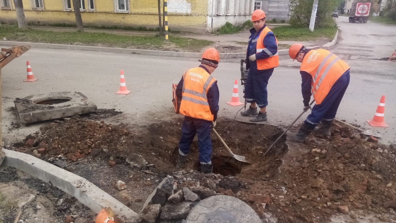 На улицах Баумана и Либкнехта в Йошкар-Оле приступили к ремонту колодцев