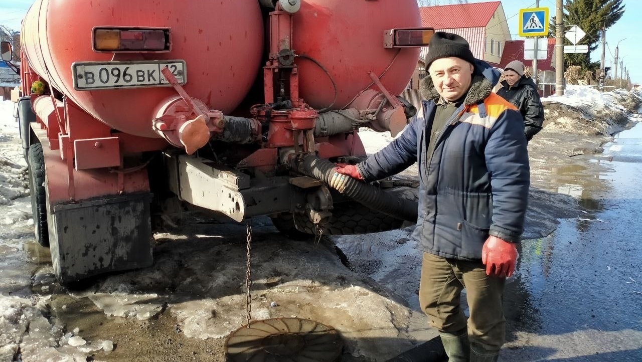 В Йошкар-Оле на пересечении улиц Дружбы и 40 лет Октября отогревают трубы ливнёвки