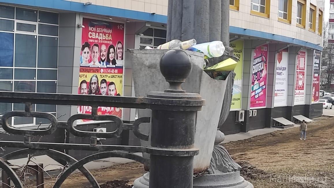 В Йошкар-Оле на Центральном мосту висят переполненные мусором урны