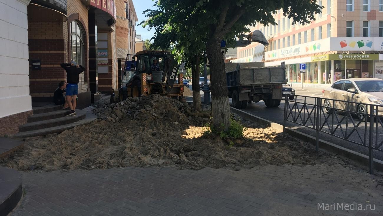 В Йошкар-Оле благоустраивают тротуары по улице Советской