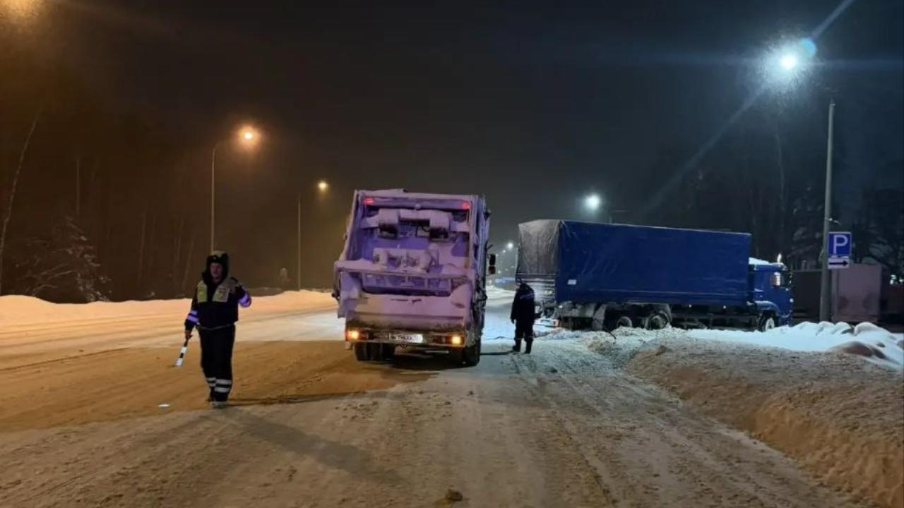 В Волжске сотрудники ДПС откопали застрявшую фуру
