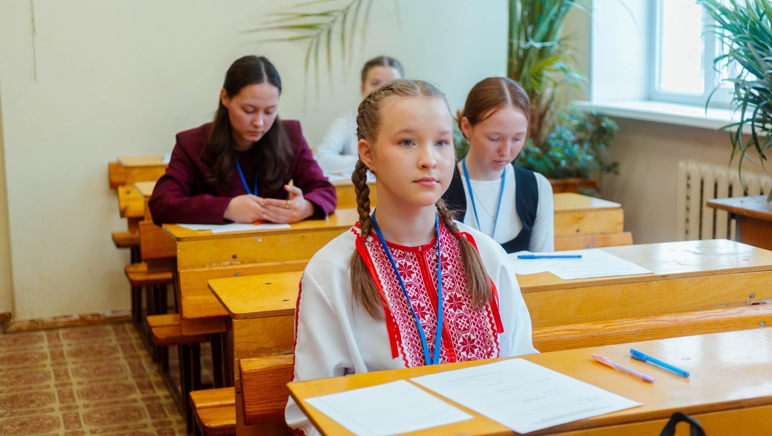 Школьники четырёх регионов проверяют знания на олимпиаде по марийскому языку 