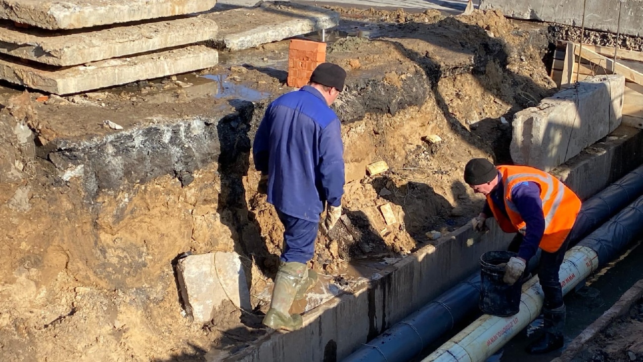 На ремонтируемых участках в Йошкар-Оле вместе с дорожниками работают коммунальщики