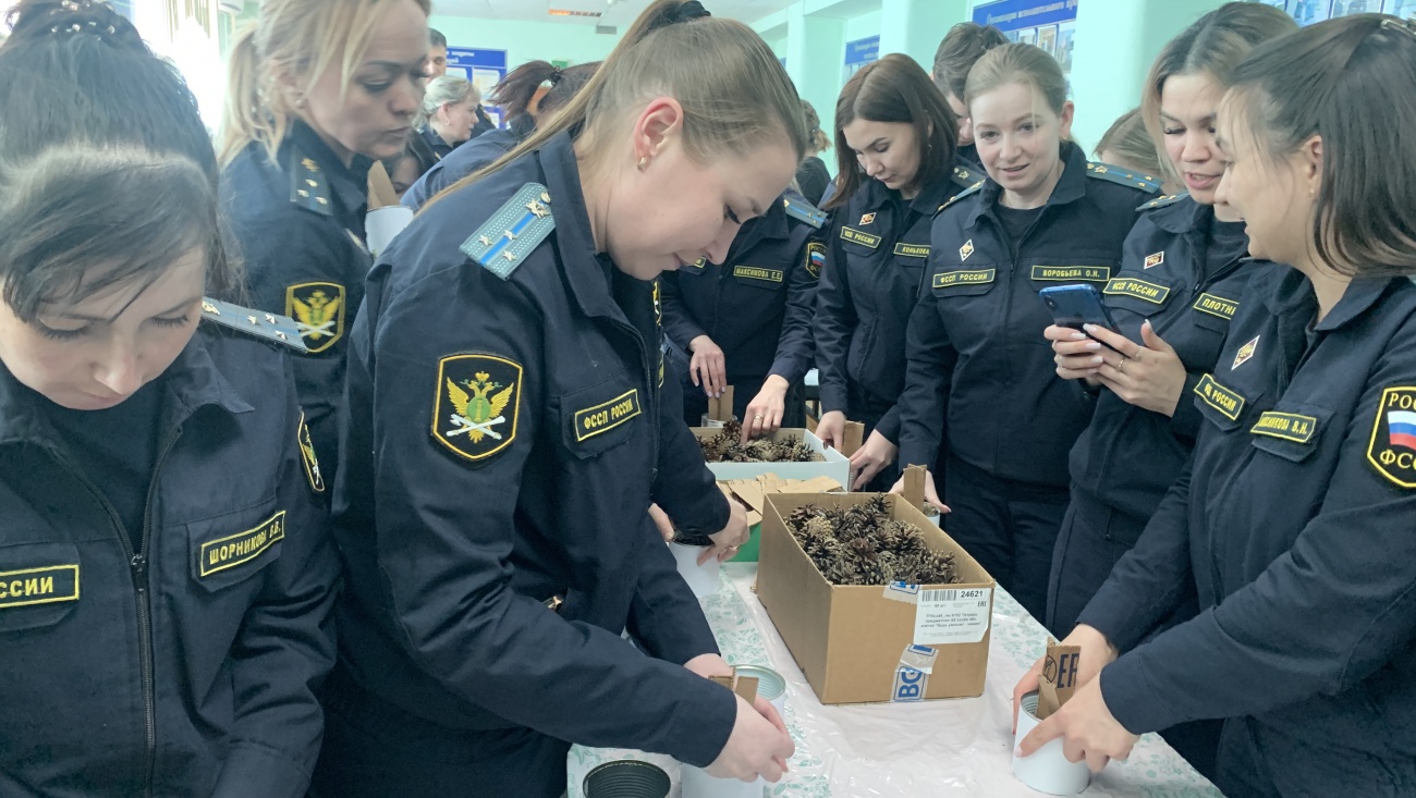 Судебные приставы Марий Эл изготовили окопные свечи для бойцов СВО