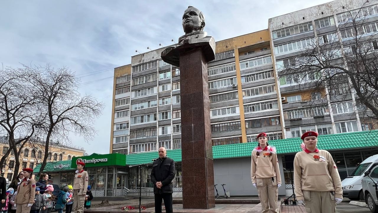 В Йошкар-Оле возложили цветы к бюсту Юрия Гагарина