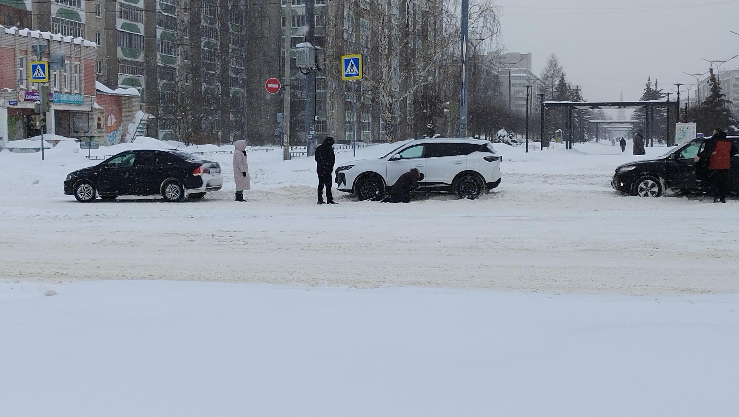 На улице хаос: автомобилистам в Марий Эл приходится всё чаще доставать лопаты