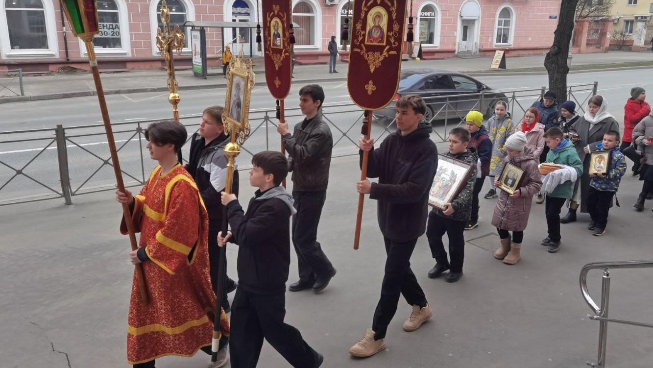 По улицам Йошкар-Олы прошёл детский пасхальный крестный ход