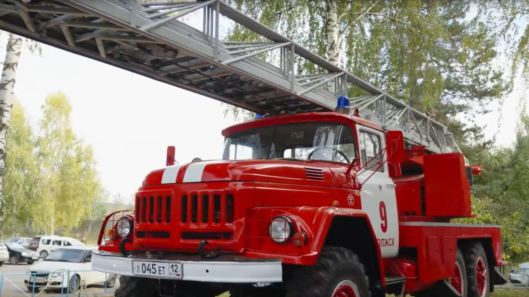 В Волжске установили памятник легендарной пожарной автолестнице