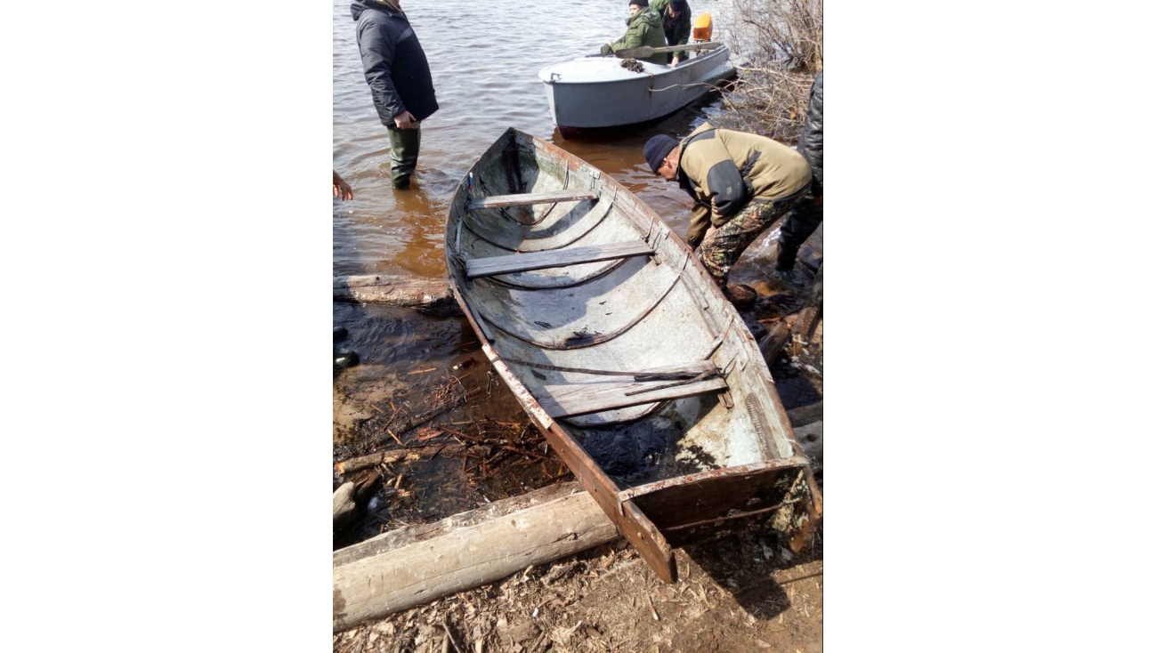 В Марий Эл спасатели подняли тела утонувших рыбаков на берег
