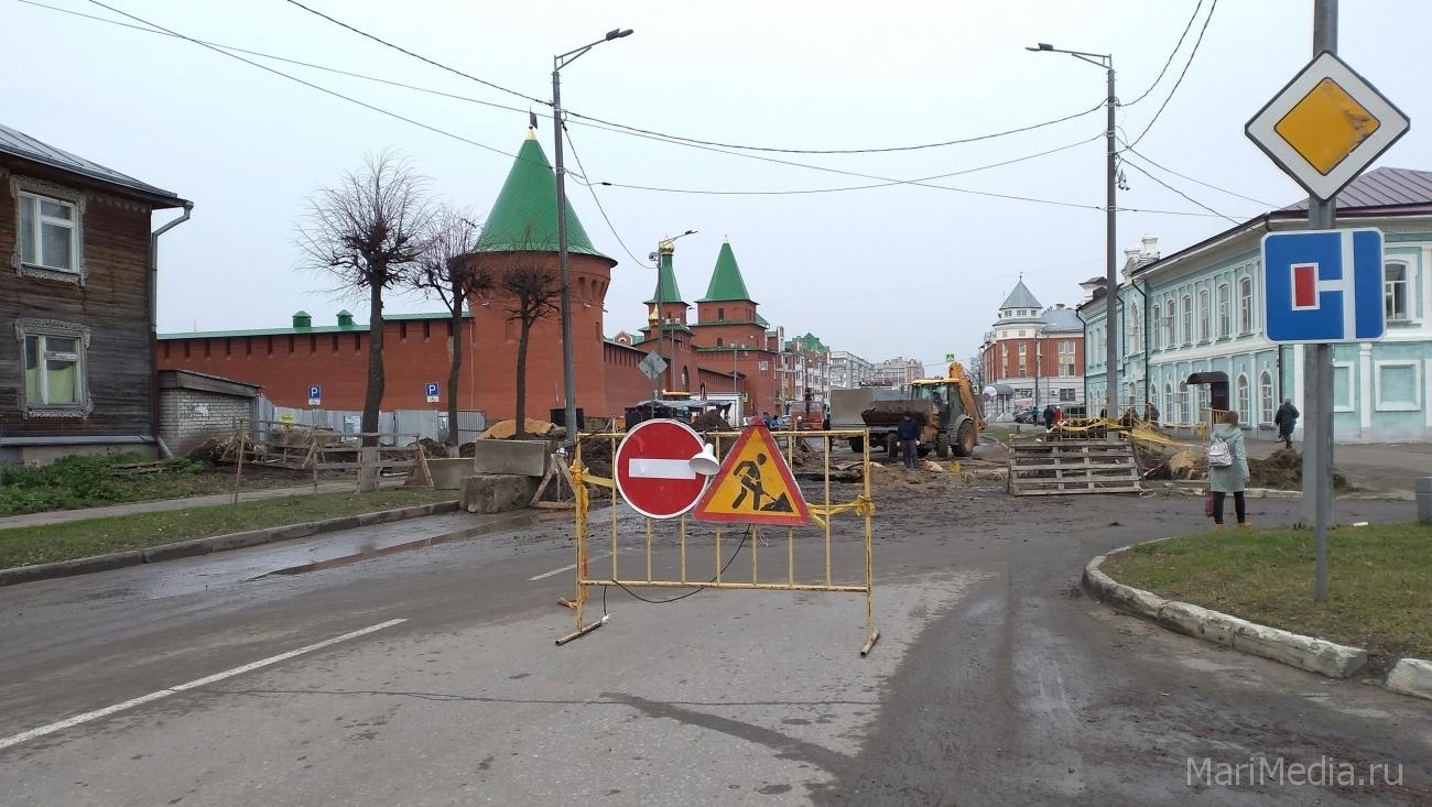 На улице Вознесенской на неделю закрыто движение для автотранспорта