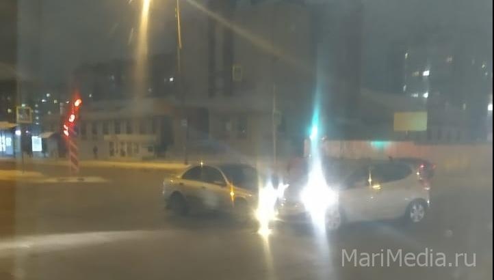 Две легковушки не поделили полупустой перекрёсток