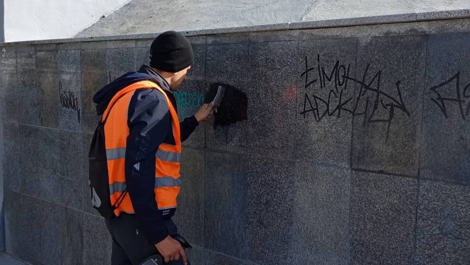 Набережную Йошкар-Олы продолжают разрисовывать безобразными надписями