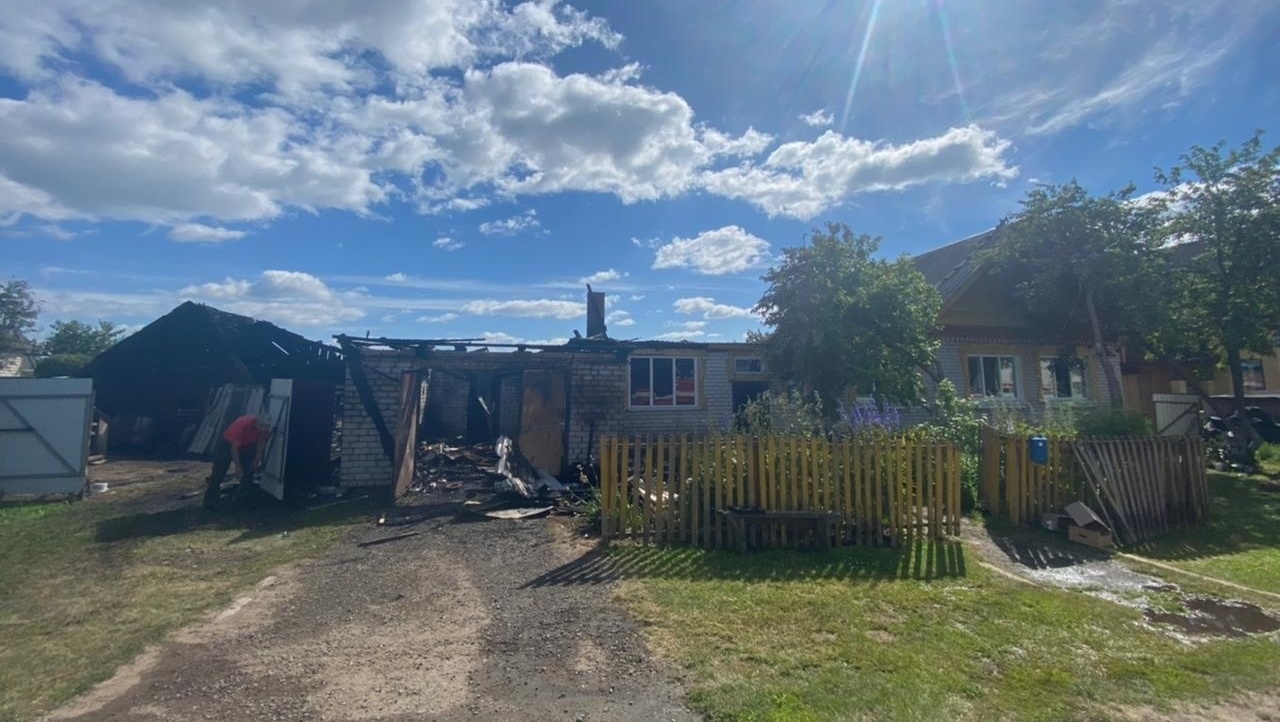 Из-за электропроводки в Медведевском районе сгорел гараж, повреждены дом и баня