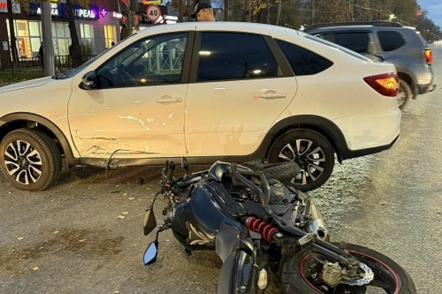 В Йошкар-Оле водитель легкового автомобиля отправил в «нокаут» мотоциклиста