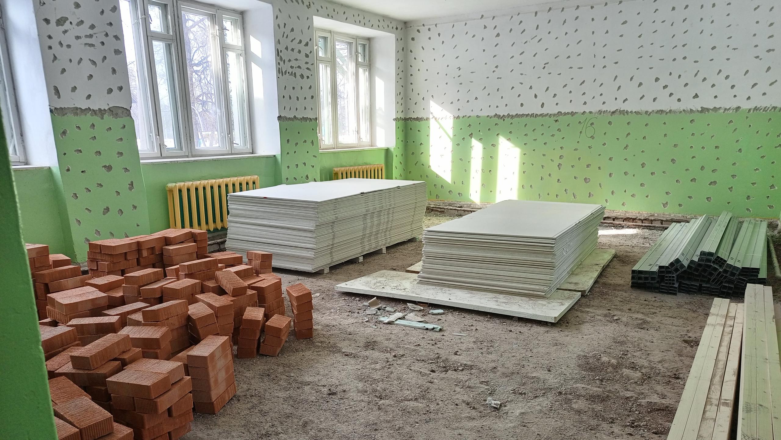 В Юринском детсаду штукатурят стены и завозят материалы для ремонта