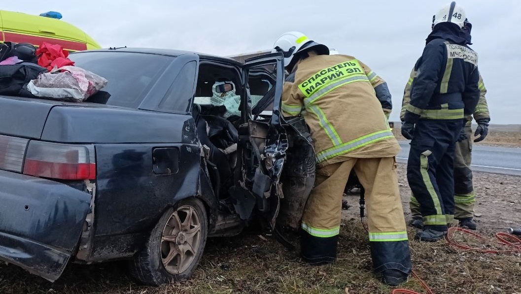 Спасатели Йошкар-Олы деблокировали пострадавшую девушку из автомобиля «ВАЗ-2110»