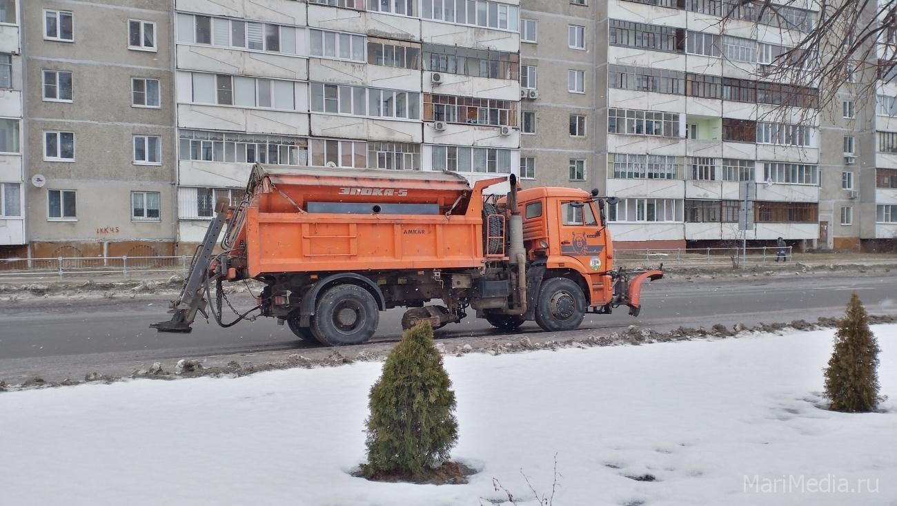 В Йошкар-Оле на уборке снега задействовано 64 машины спецтехники