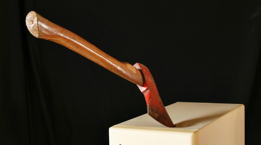 В Йошкар-Оле двое подростков избили мужчину, угрожая топором