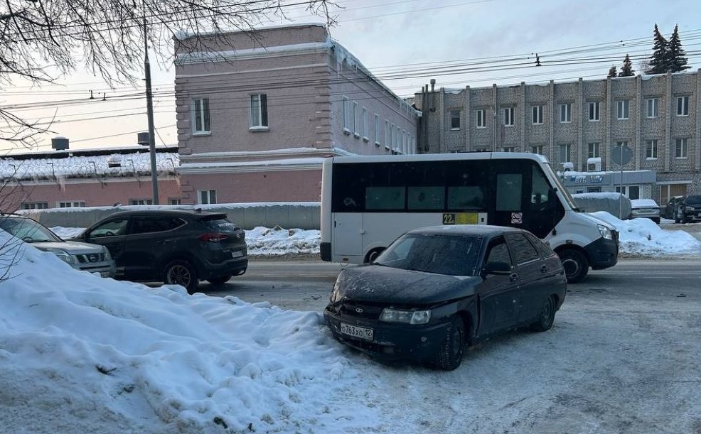 В Йошкар-Оле водитель иномарки не заметил на дороге автоледи