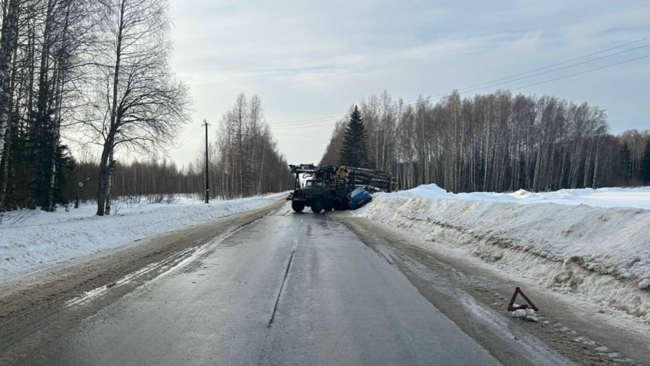 В Марий Эл водитель лесовоза не пропустил иномарку