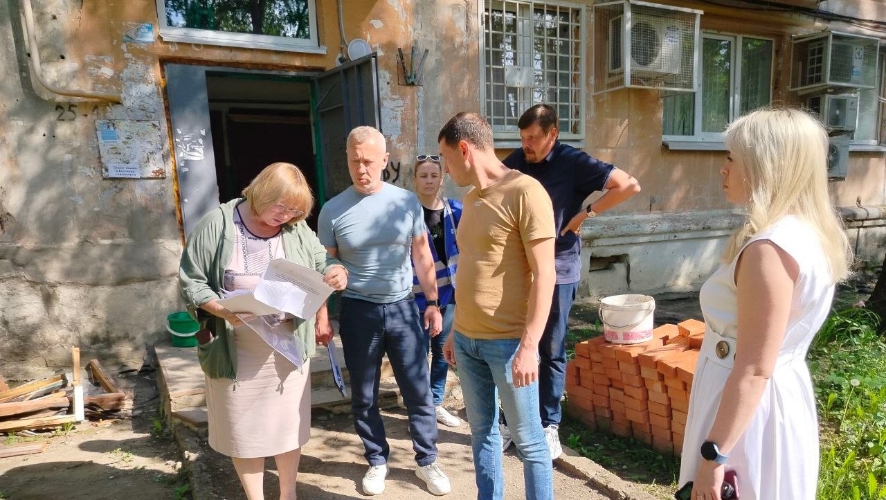 В Йошкар-Оле общественники проверили капремонт дома на улице Мира