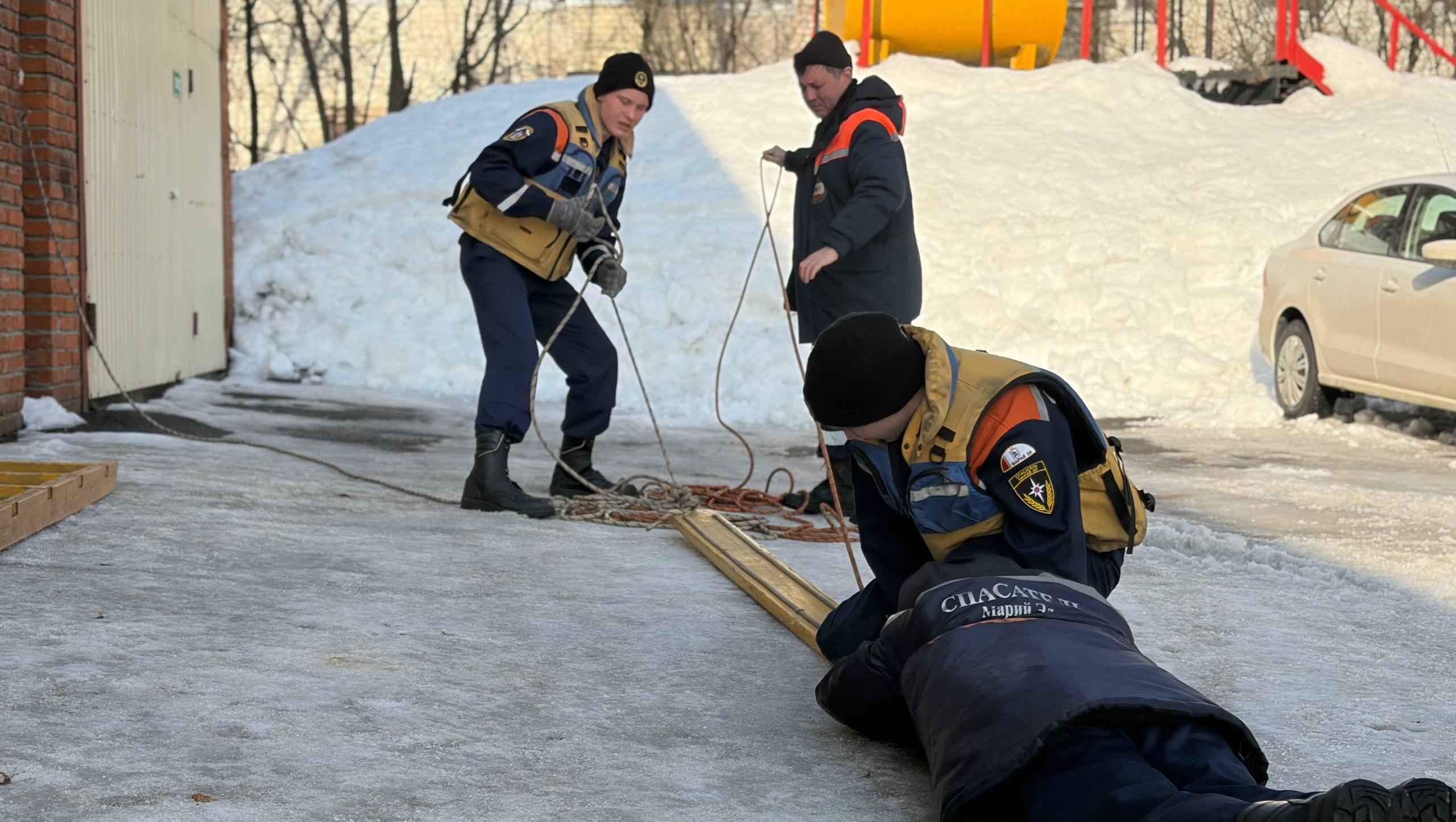 В Марий Эл спасатели отрабатывают действия по спасению людей из полыньи