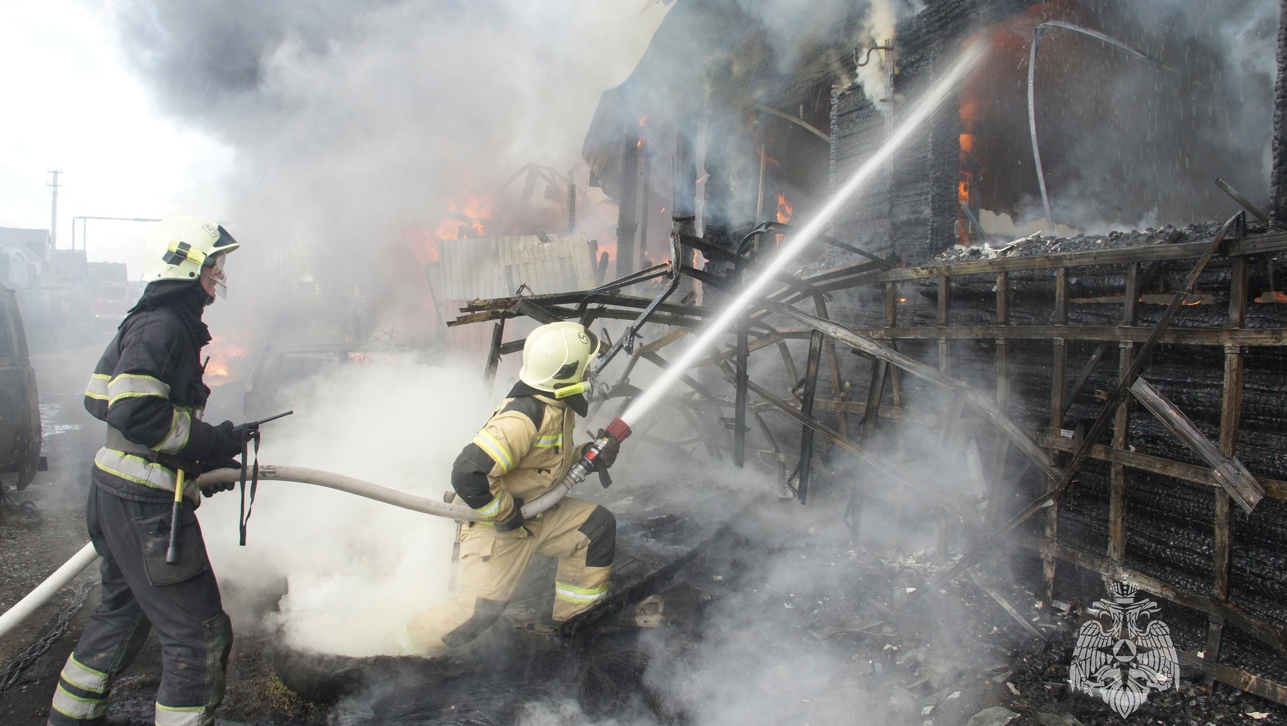 В МЧС Марий Эл разъяснили, что пожарные тушат в первую очередь