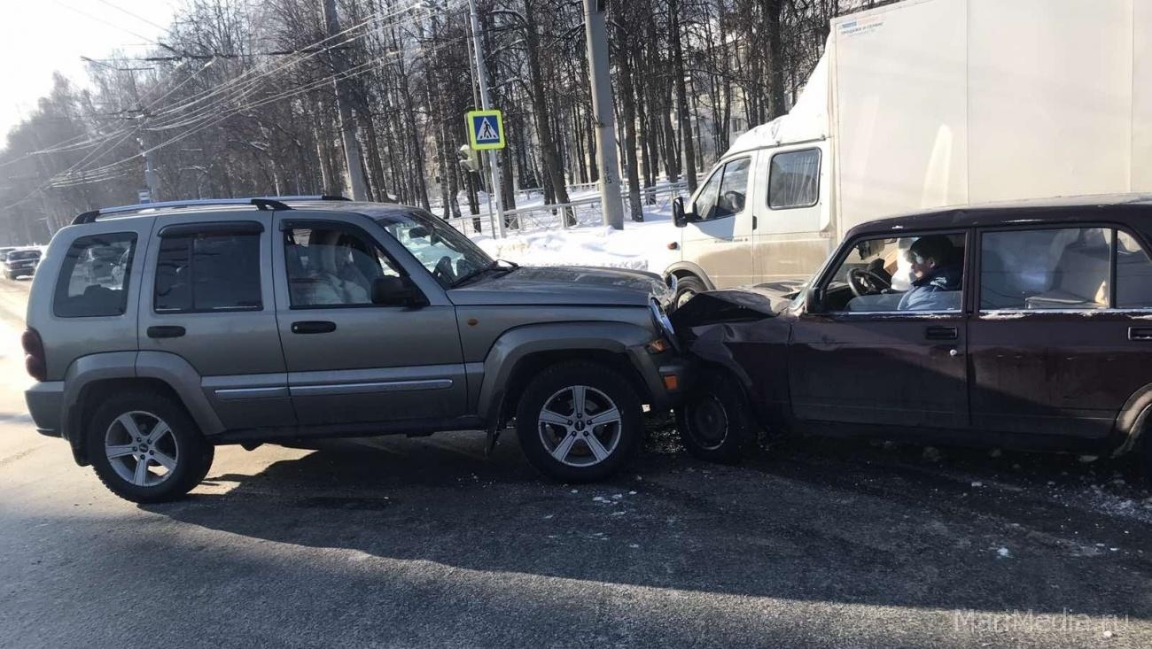 На одном из перекрёстков Йошкар-Олы столкнулись Jeep и «семёрка»