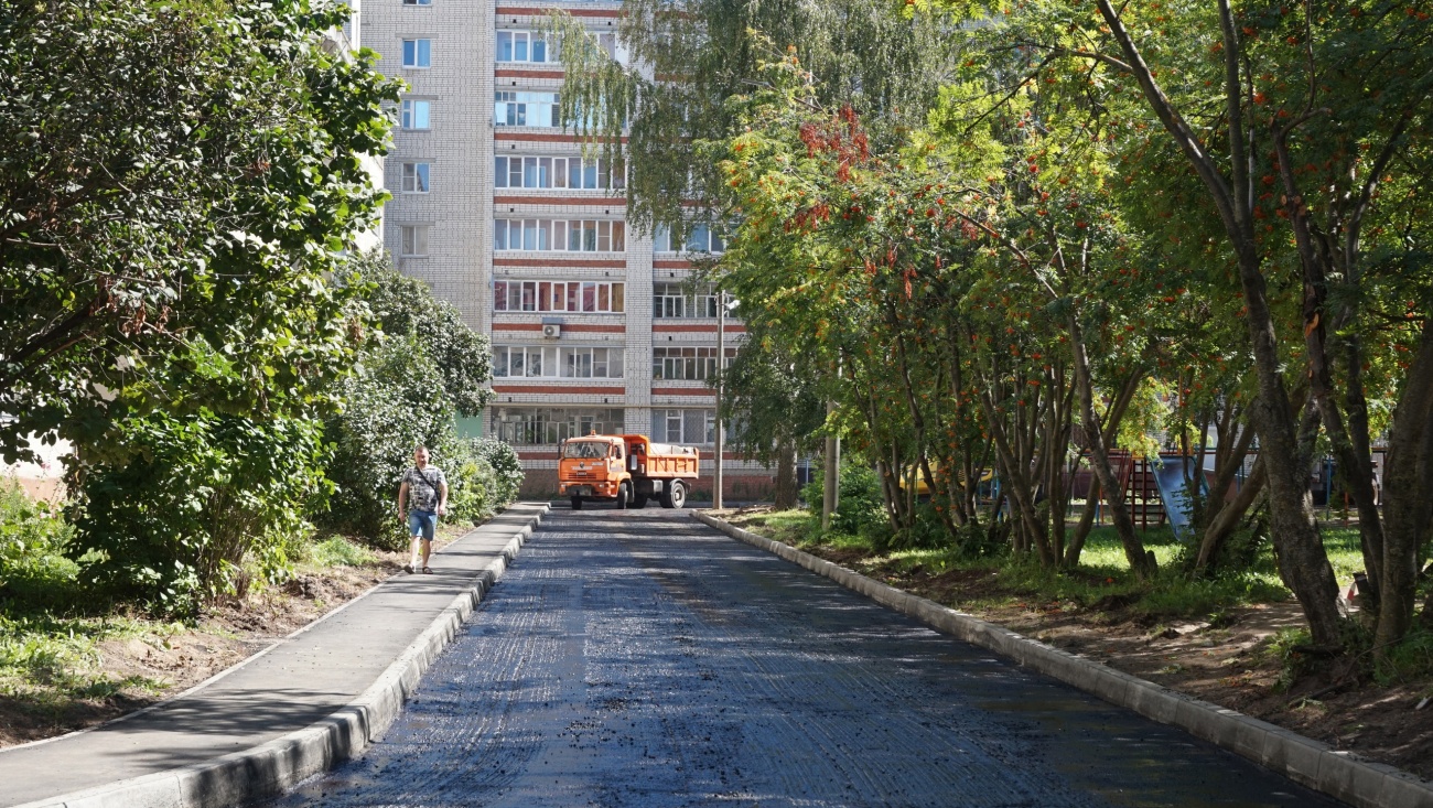 Во дворах на улицах Подольских курсантов и Машиностроителей укладывают асфальт