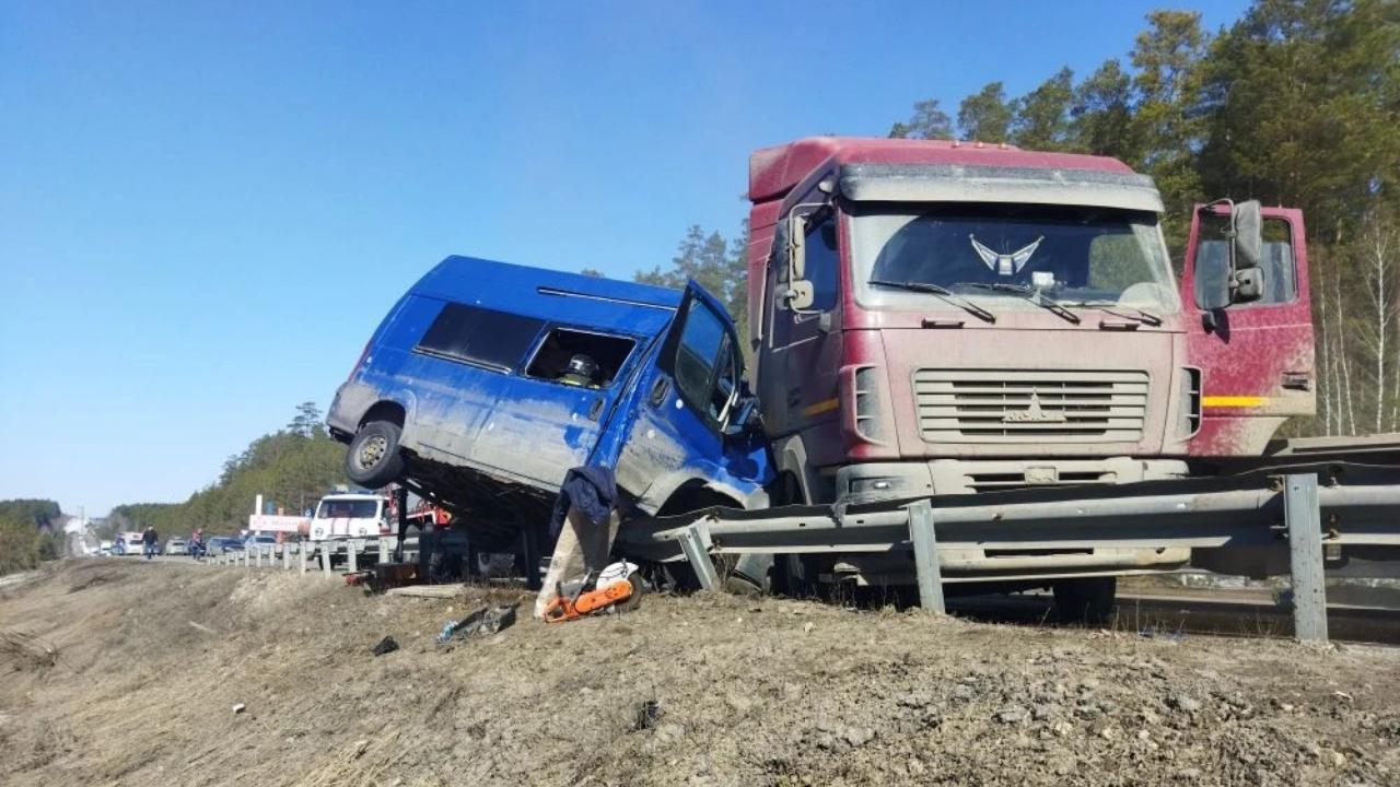Марийские спасатели деблокировали тело мужчины из грузовика, попавшего в ДТП