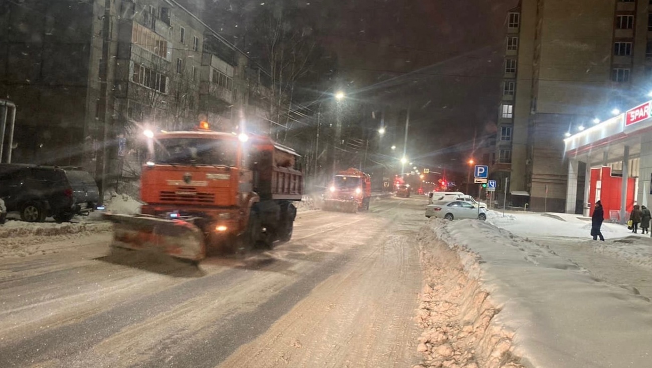 В новогодние каникулы Йошкар-Олу расчищали от снега круглосуточно
