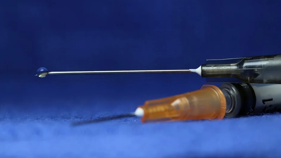 Вакцину «ЭпиВакКорона» начнут испытывать на добровольцах с хроническими заболеваниями