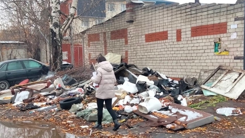 В Йошкар-Оле возле гаражей обнаружили огромную свалку