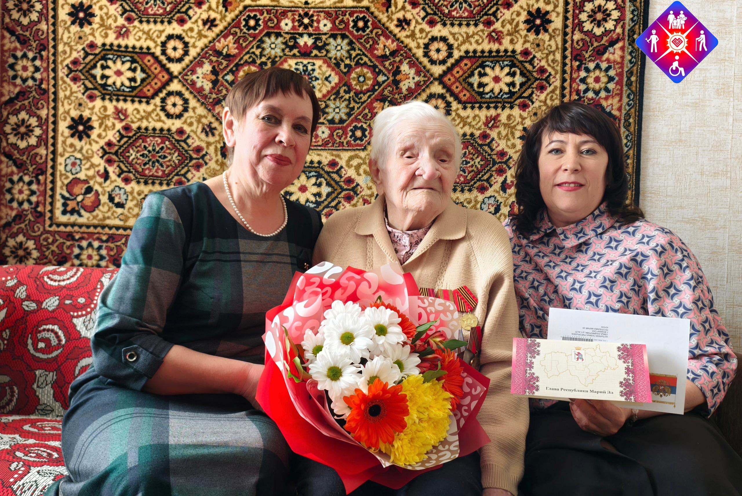Жительница Йошкар-Олы по случаю столетия получила поздравления от президента страны