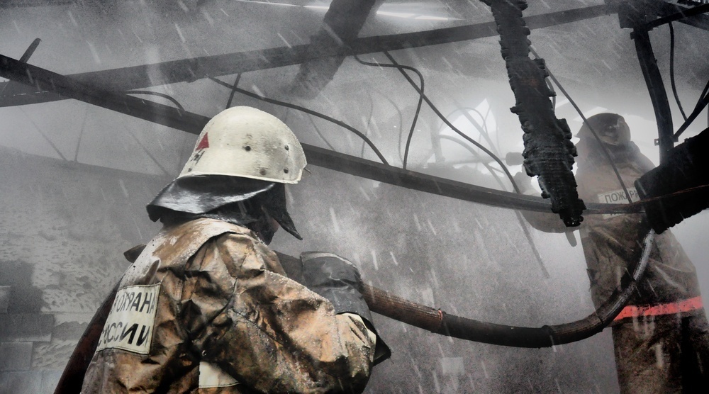 Горящую баню в Волжске потушили силами 20 пожарных