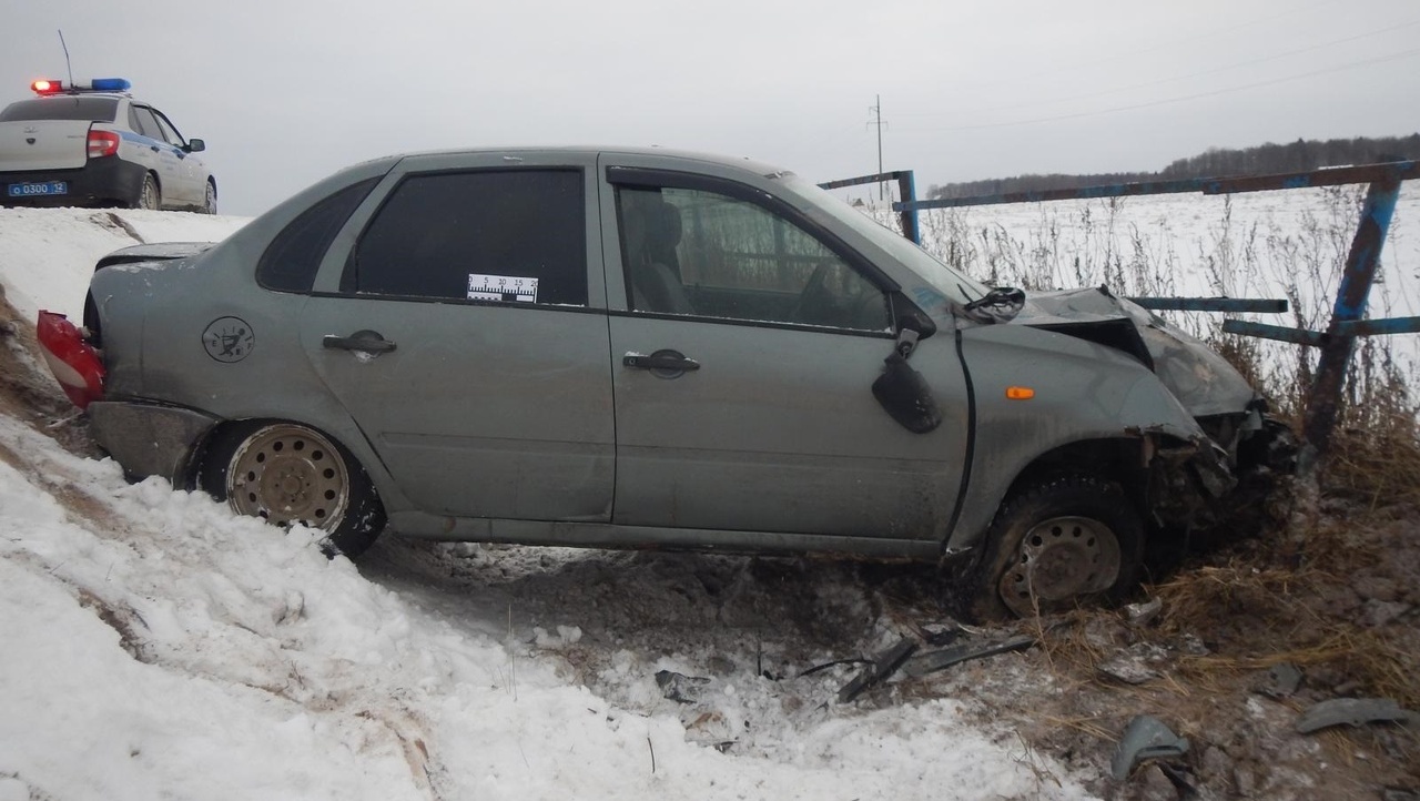 Lada Kalina с 7-летним ребёнком вылетела в кювет