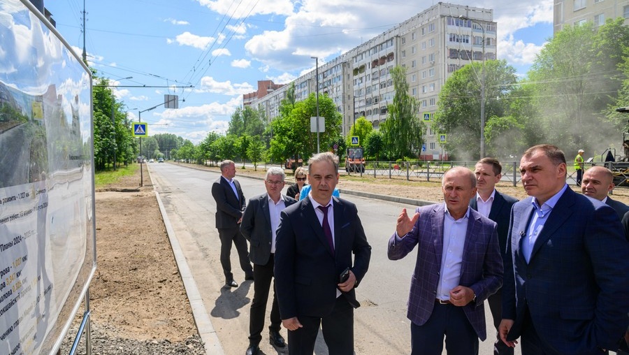 Глава Марий Эл проверил ремонт улицы Петрова и осмотрел технику МУП «Город»