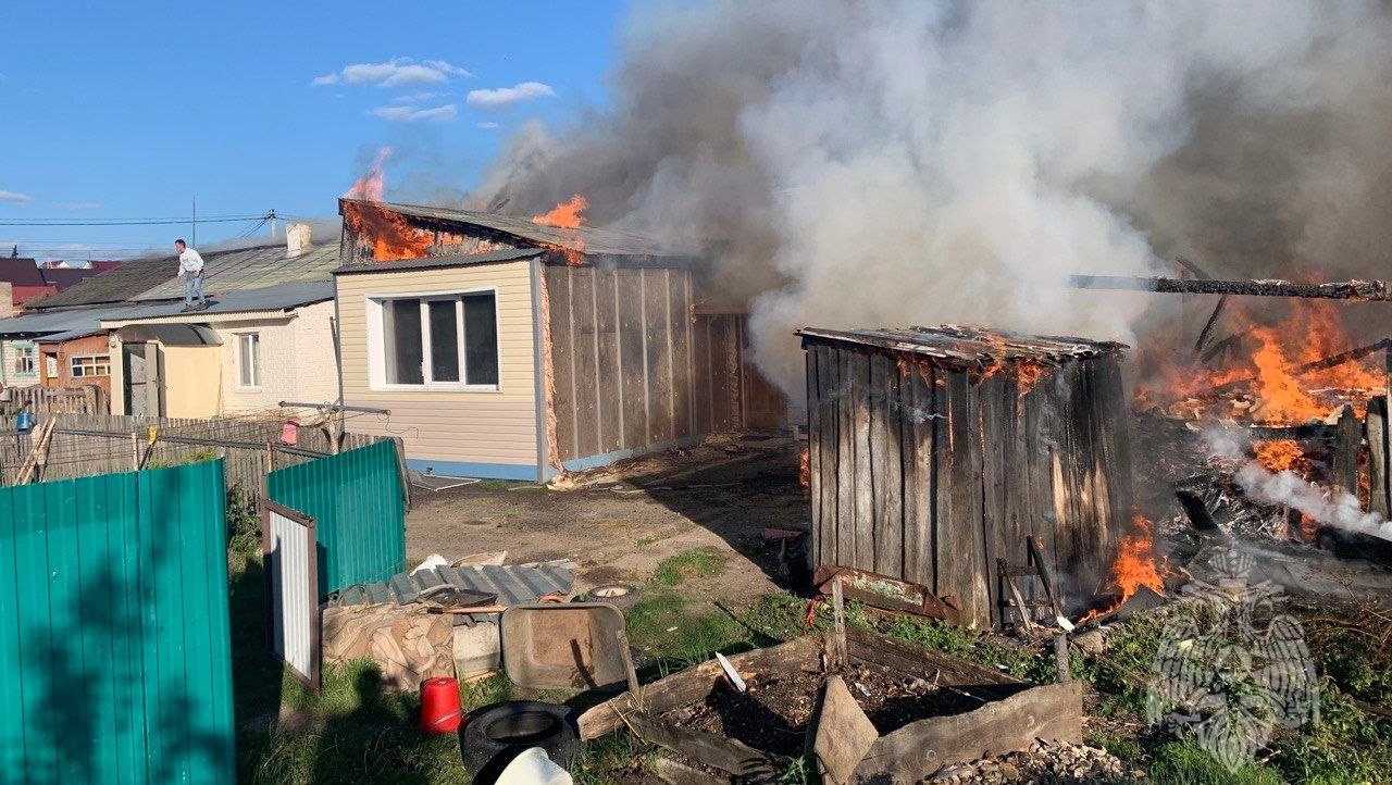 В Морках сгорели надворные постройки  и серьёзно повреждён дом