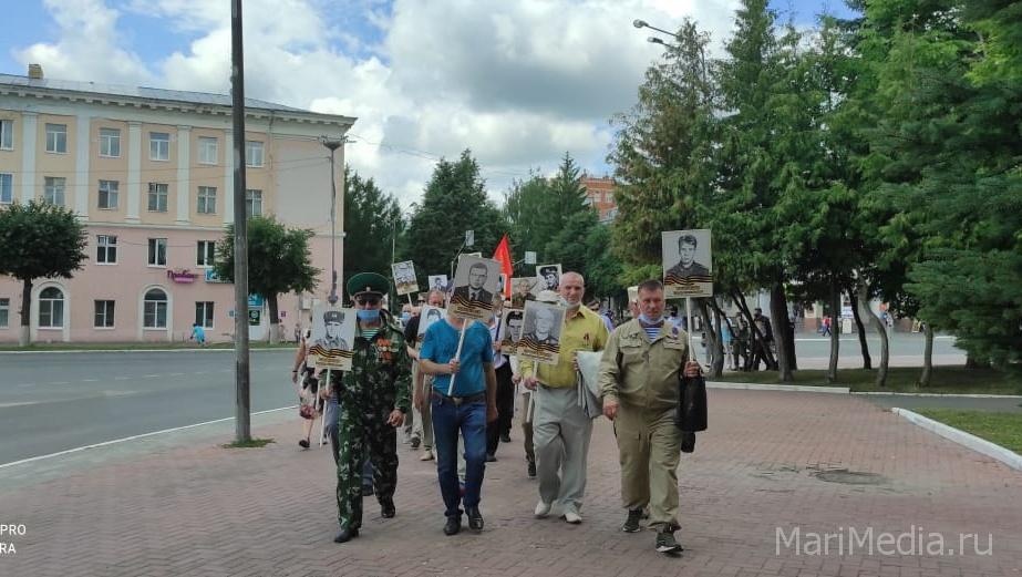 По улицам Йошкар-Олы идёт «Бессмертный полк» ветеранов боевых действий