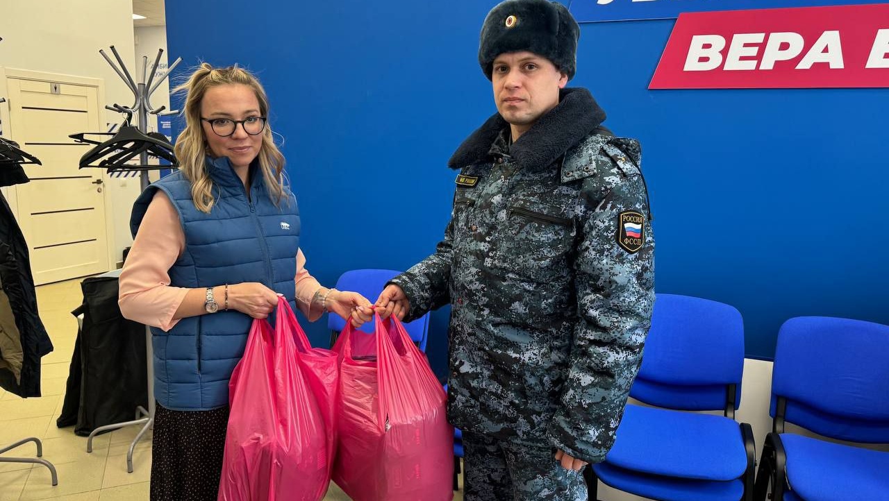 Участники СВО получили посылки с тёплыми вещами и поздравительными открытками